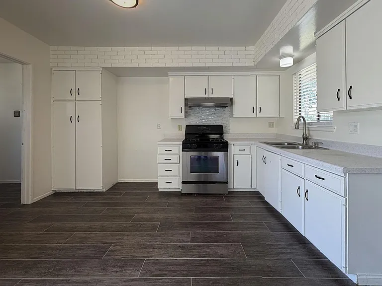 11231 Reddiford Ct — Photo 3