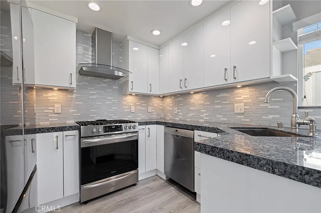 2 bed, 900 sqft, $4,000 — Photo 1