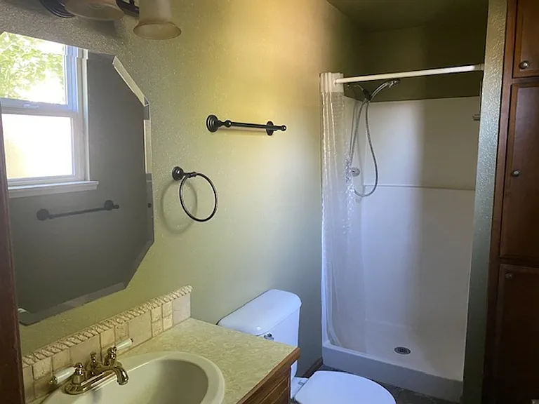 680 Malabar Dr — Photo 9