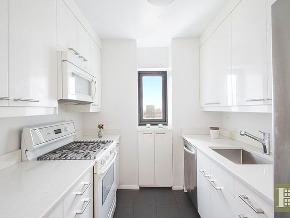 3rd image of 161 W 61st St APT 31B