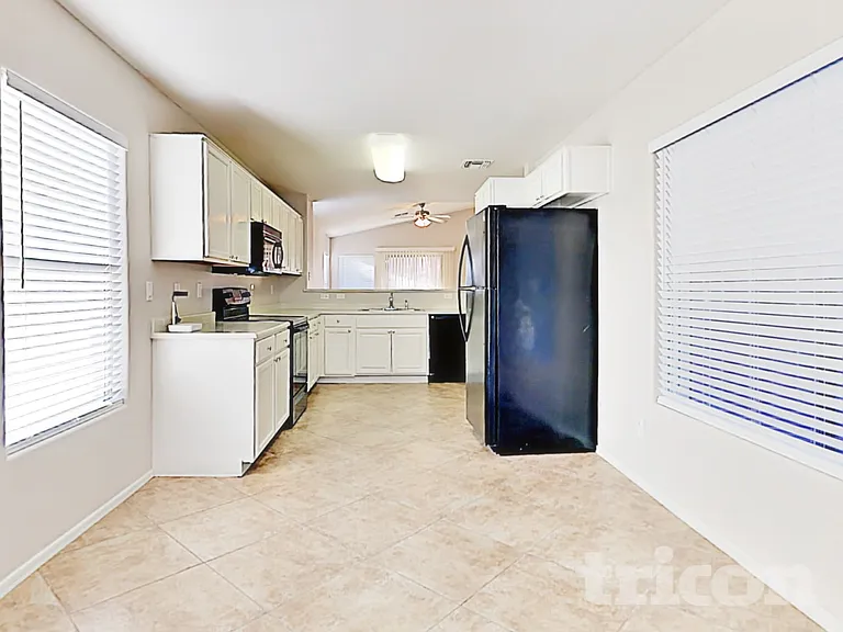 16189 W Mauna Loa Ln — Photo 5
