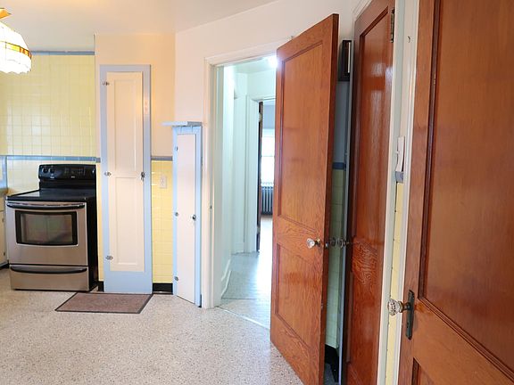 4th image of 2204 Woodlawn Ave #2