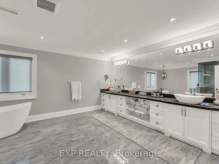 606 Lakeshore Rd W — Photo 28