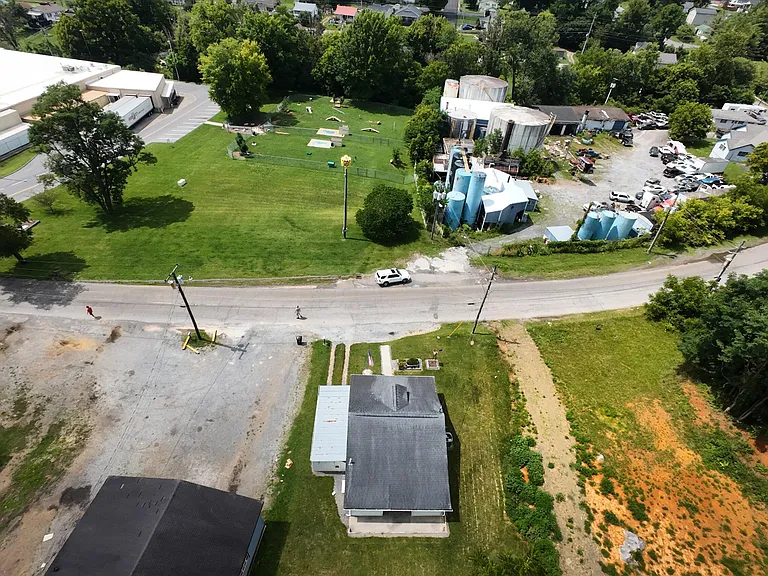 540 Oakwood St — Photo 23