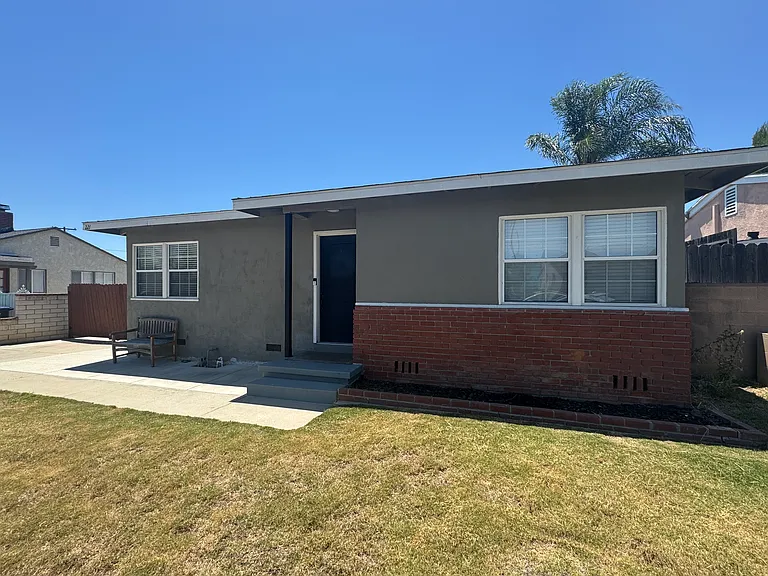 221 S Fonda St — Photo 1