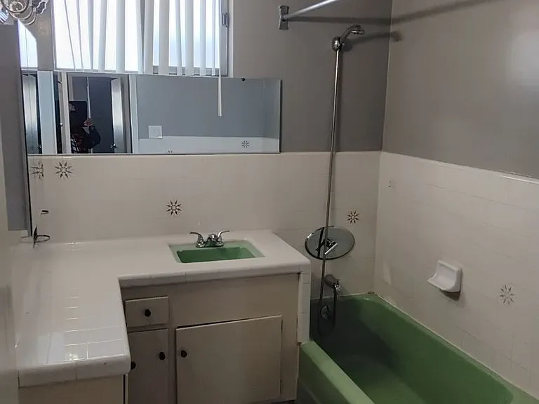 880 Victor Ave — Photo 15