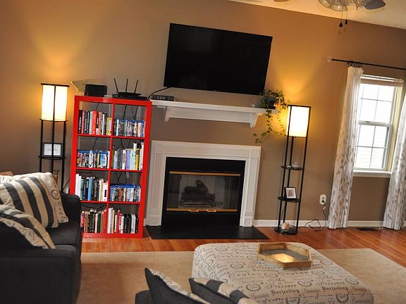 3rd image of 128 Southcreek Dr