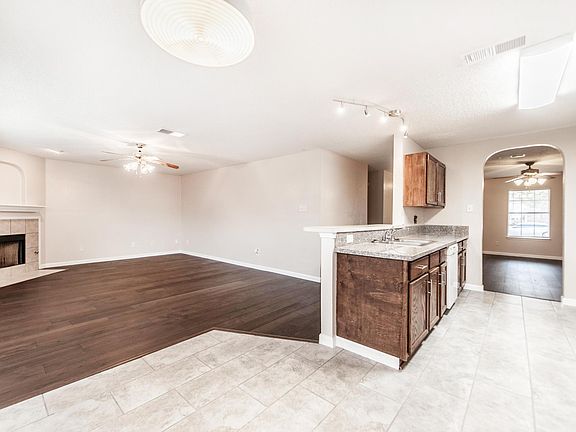 4th image of 130 Hampshire Ln