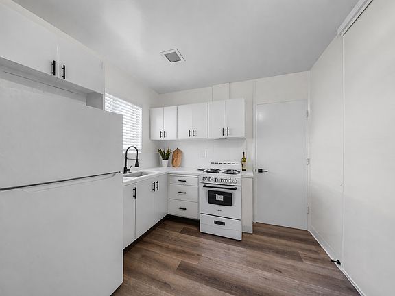 4th image of 711 E Medio St