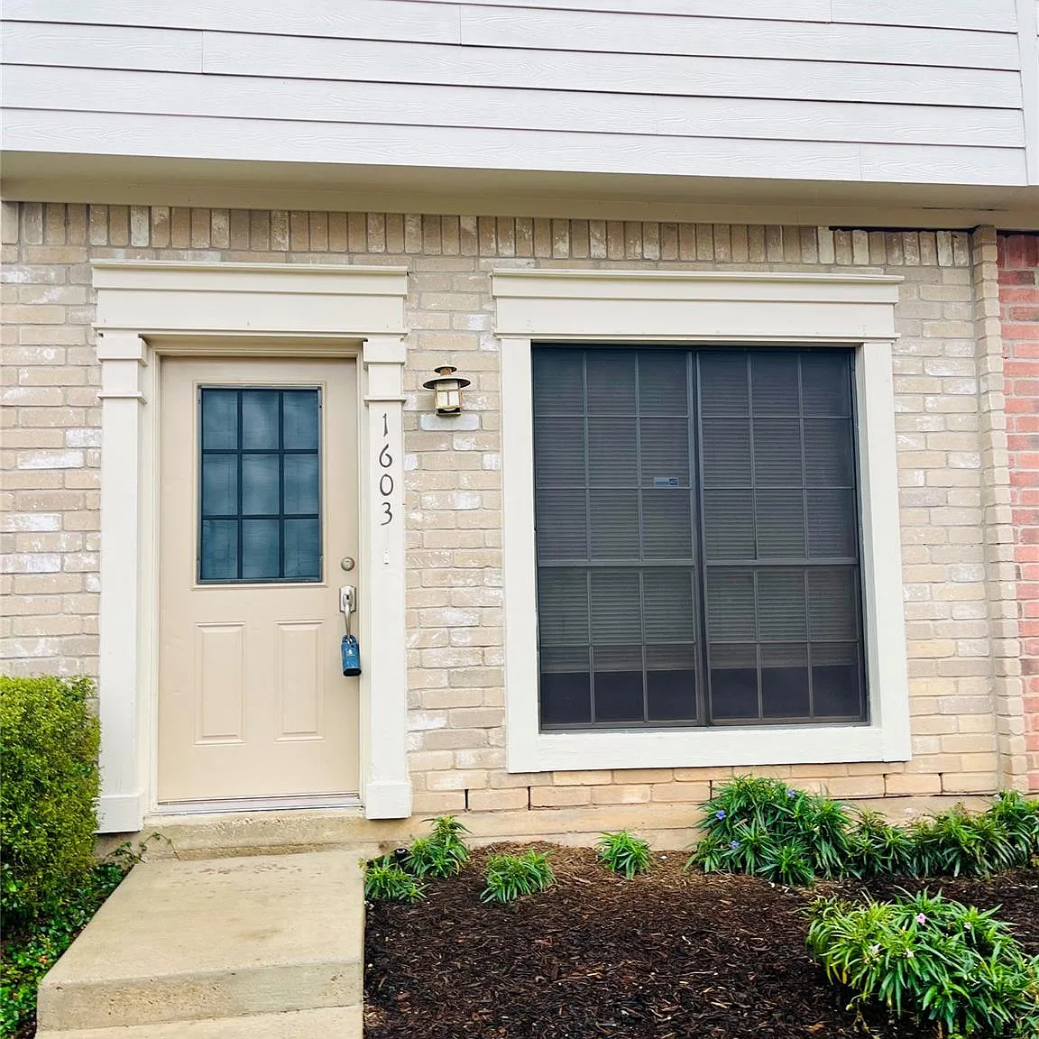 2 bed, 1.5 bath, 1110 sqft, $1,600 — Photo 2