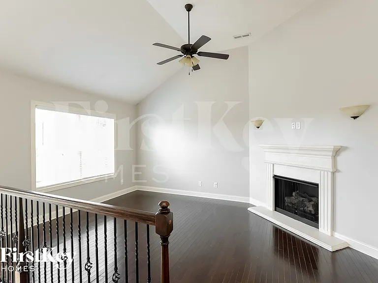 1145 Stillwood Dr — Photo 3