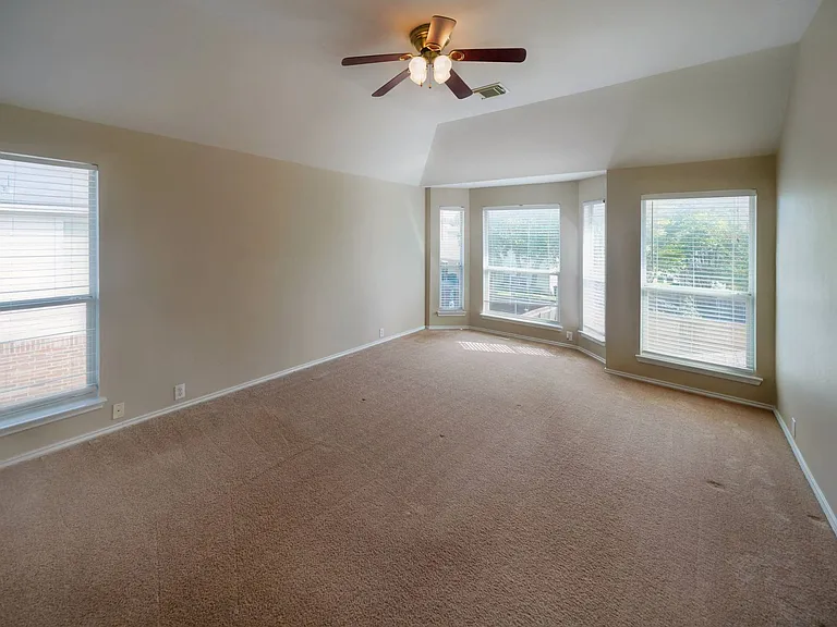 4736 Green Bluff Dr — Photo 32