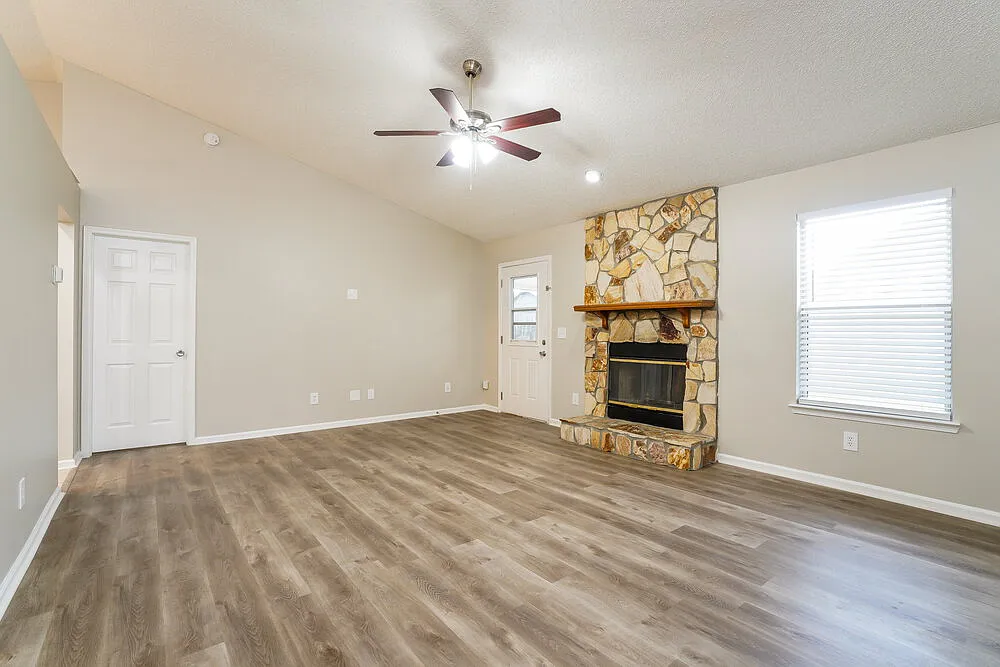 3 bed, 2.0 bath, 1331 sqft, $1,955 — Photo 4