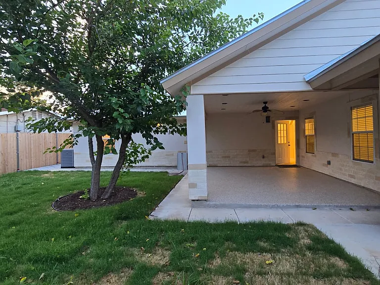 Middlebury Dr — Photo 8