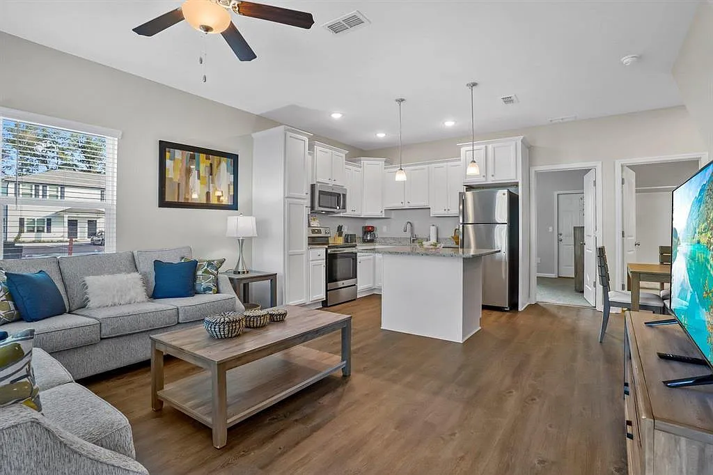 3 bed, 3.0 bath, 1280 sqft, $1,500 — Photo 3