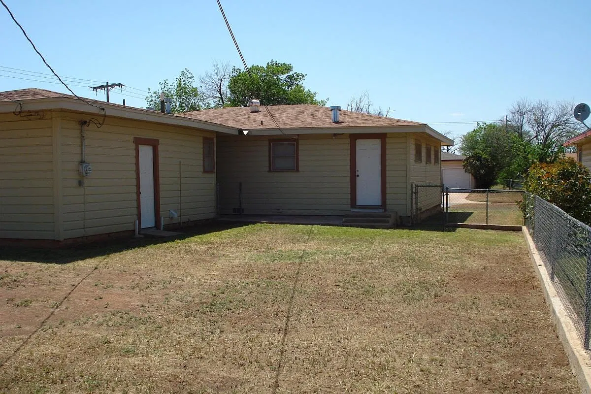 1141 S Crockett Drive — Photo 3