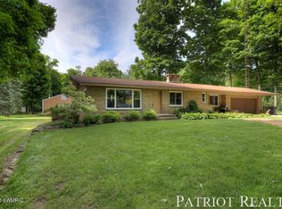 5076 Maple Acres Ln, Hudsonville, MI 49426