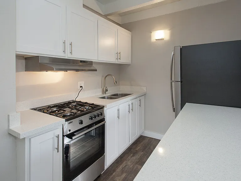 Monterey Townhouse — Photo 31