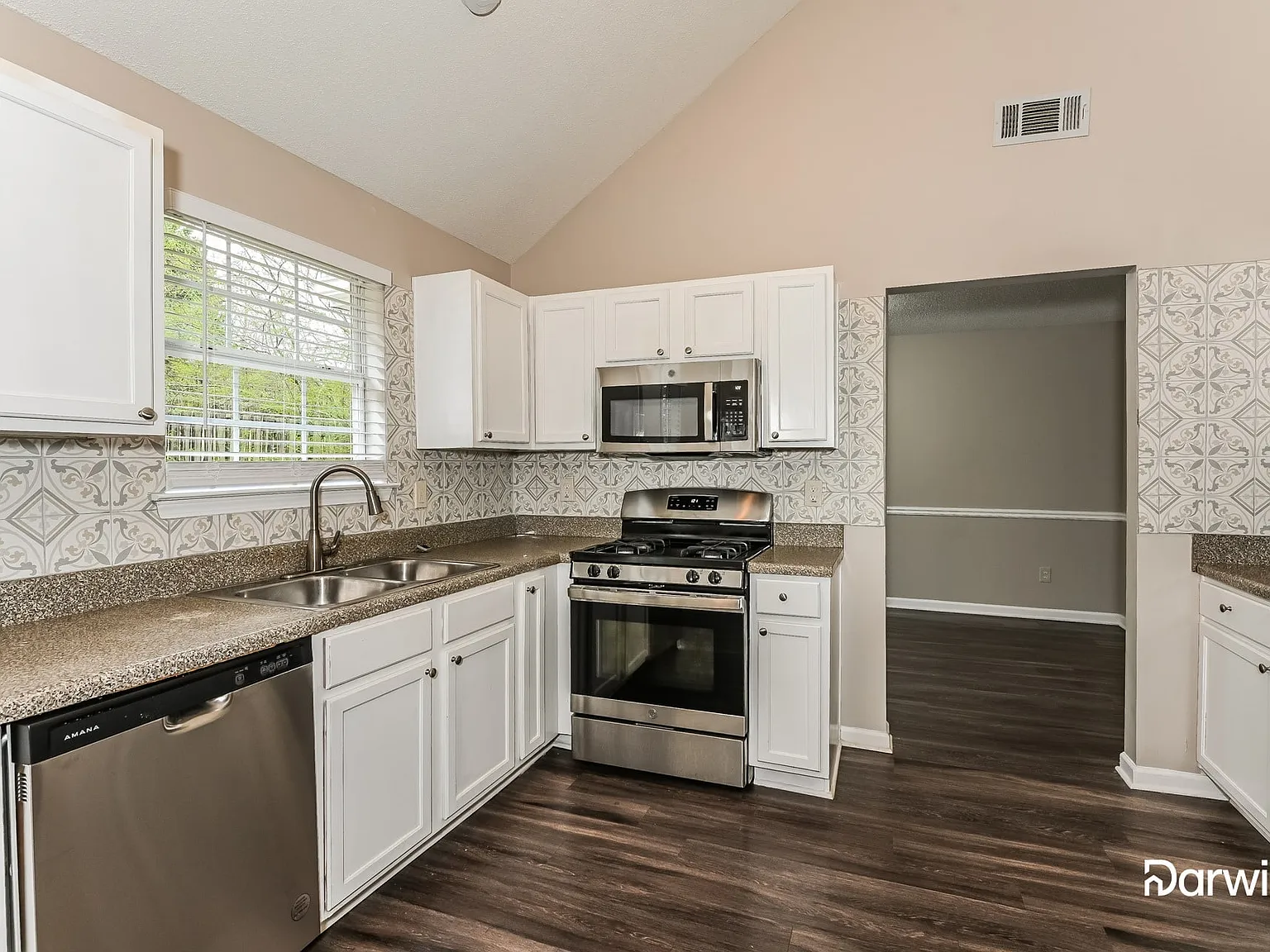 3 bed, 2.5 bath, 2112 sqft, $2,345 — Photo 2