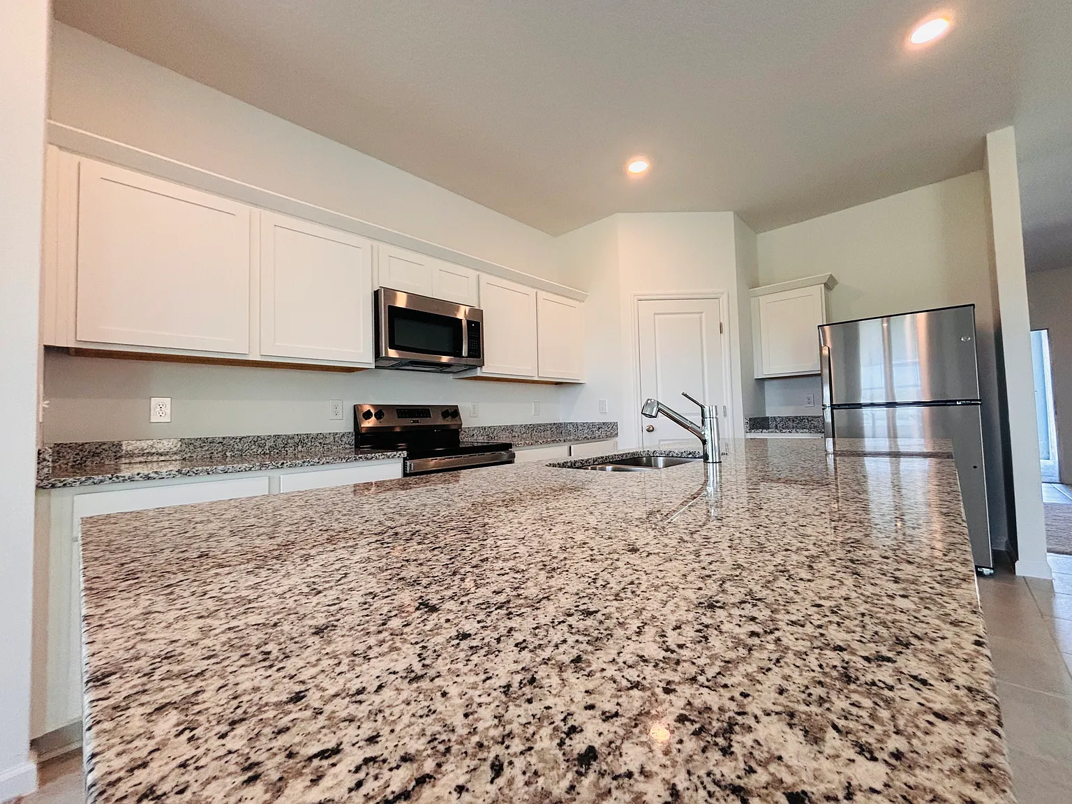 4 bed, 2316 sqft, $2,200 — Photo 2