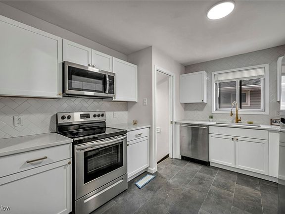3rd image of 15954 Birchcroft Dr