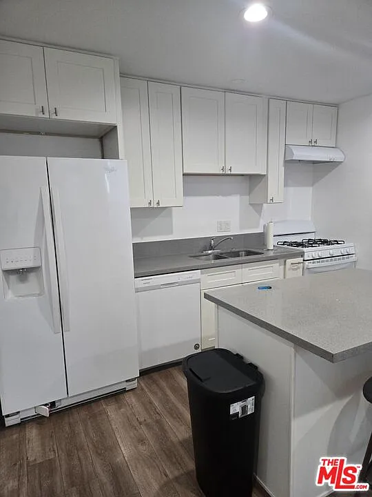 2 bed, 1.5 bath, 800 sqft, $2,400 — Photo 2