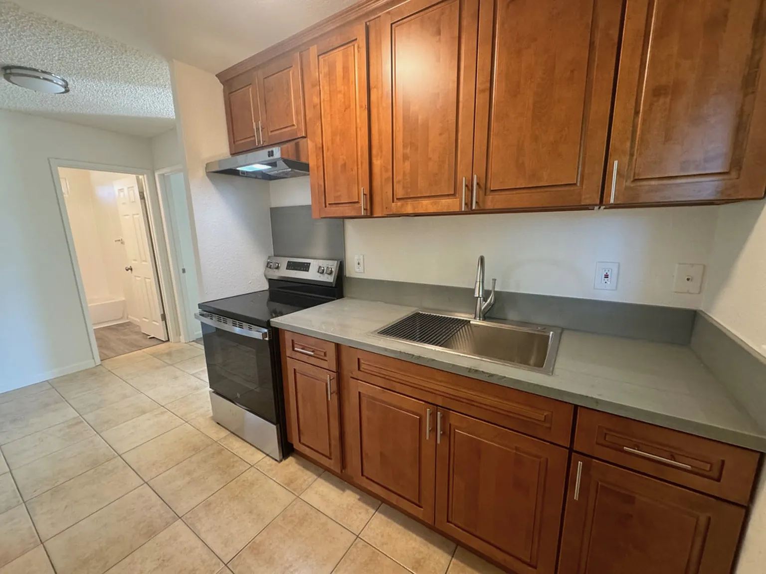3 bed, 1000 sqft, $2,100 — Photo 3