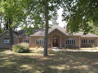 7 Country Club Ln, Edwardsville, IL 62025