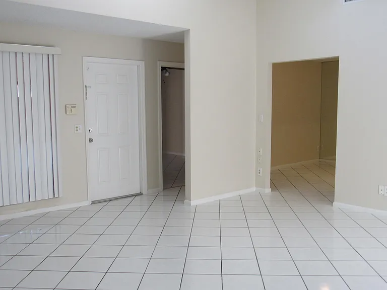 1065 Manor Dr — Photo 3