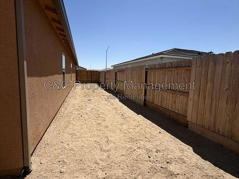 2208 S Helm Ave — Photo 22