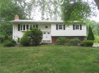 17 Appledale Ln, Chestnut Ridge, NY 10977