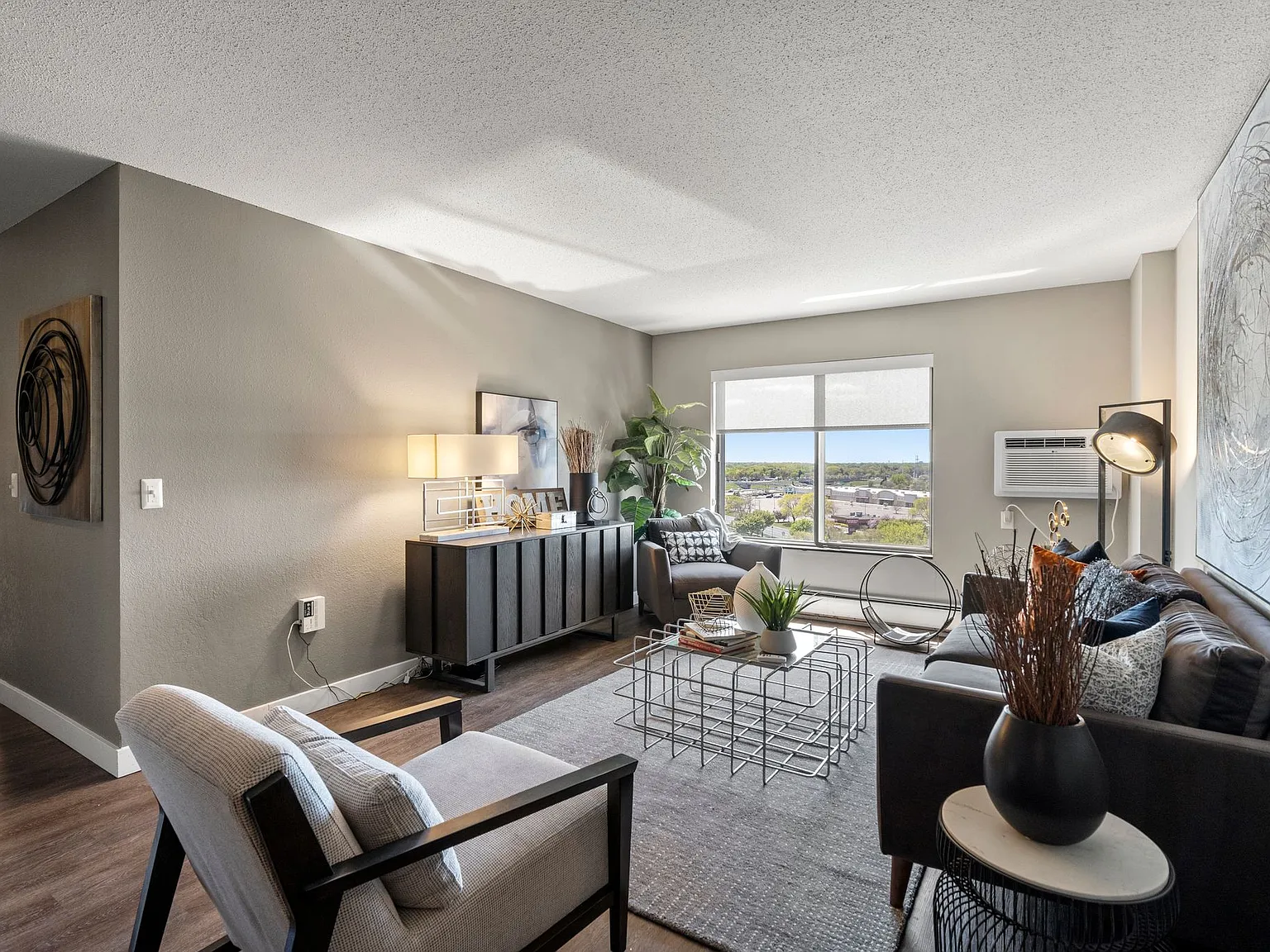Lux Apartments — Photo 1