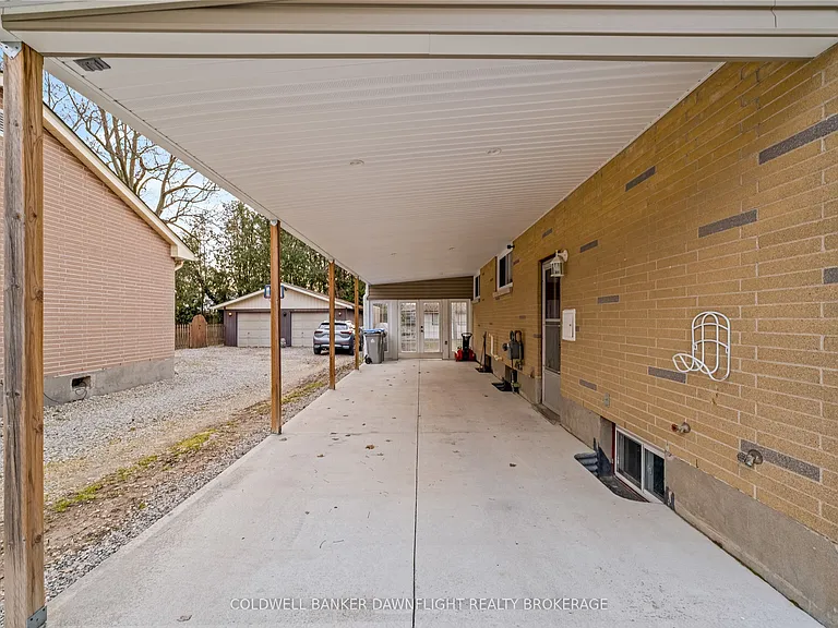 105 Wellington St W — Photo 5