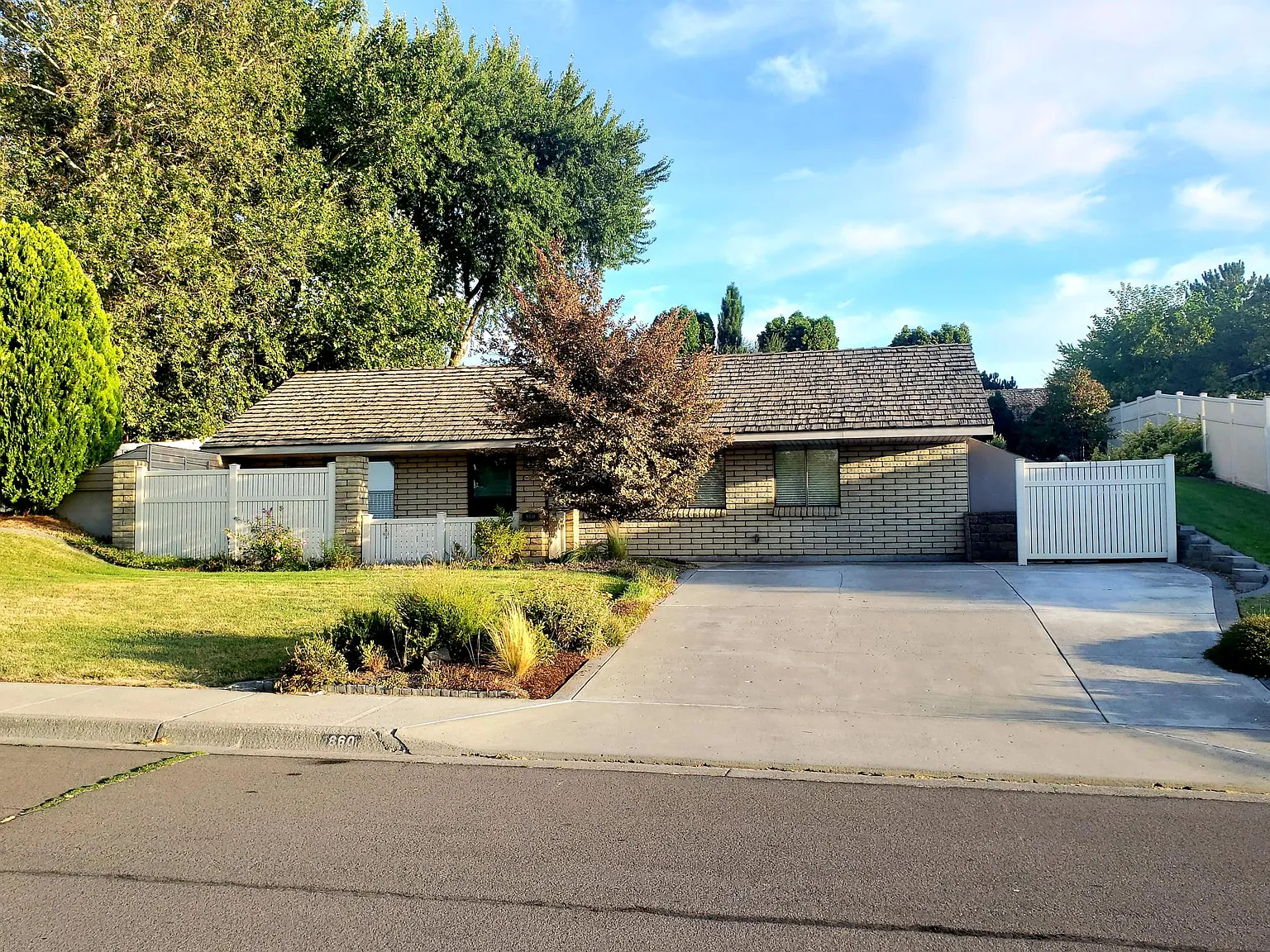 860 E Tamarack Ave photo 1