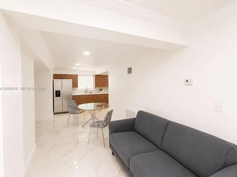 6049 SW 39th St #6049 — Photo 3