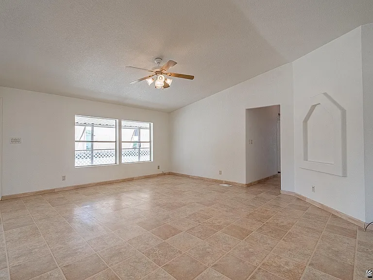12546 S Cortez Ave — Photo 4