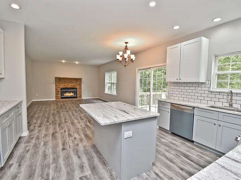 557 Marco Way — Photo 3