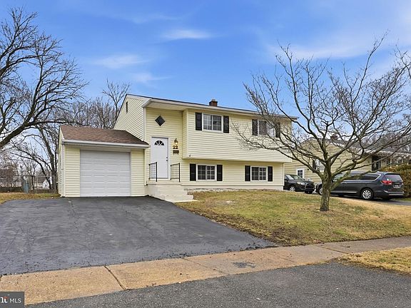 2nd image of 22 Raintree Dr