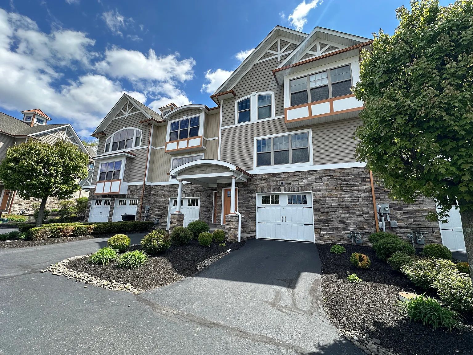 3 bed, 2.5 bath, 2700 sqft, $3,800 — Photo 2