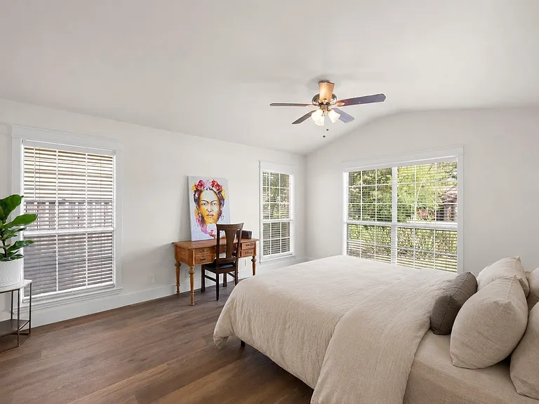 303 Lakeway Dr — Photo 16
