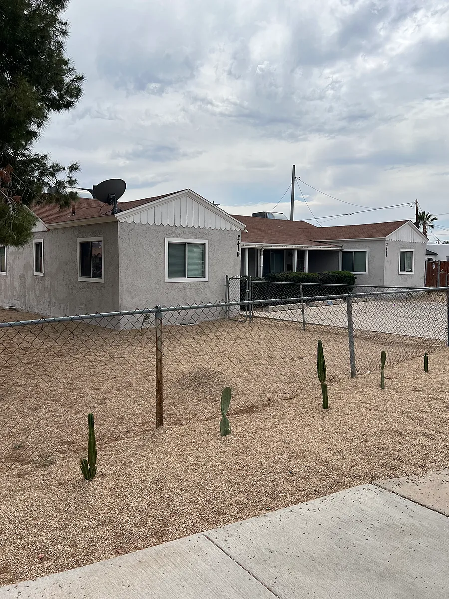 Building Photo - 2419 E Oak St #2