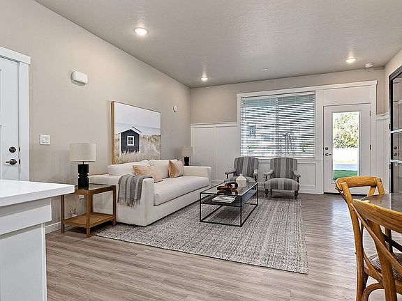 Latitude 40 Two Bedroom With Garage