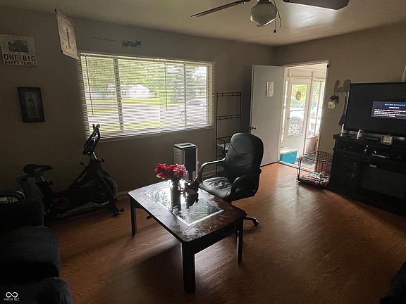5th image of 2701 N Rosewood Ave