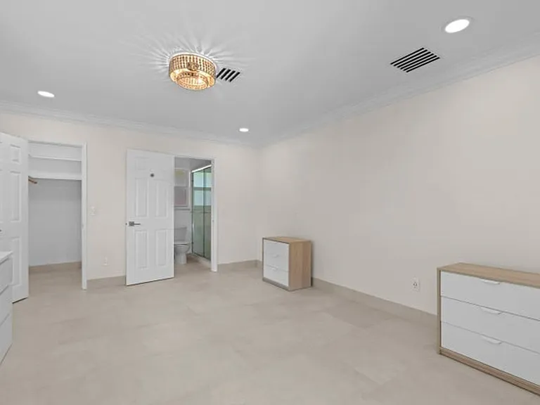 391 SE 7th Ave — Photo 11