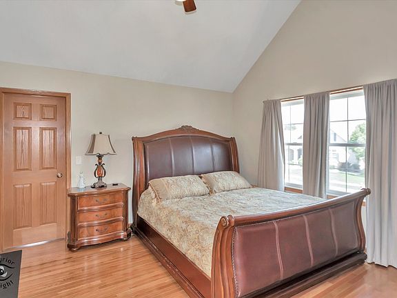 5th image of 529 Hollyberry Ln