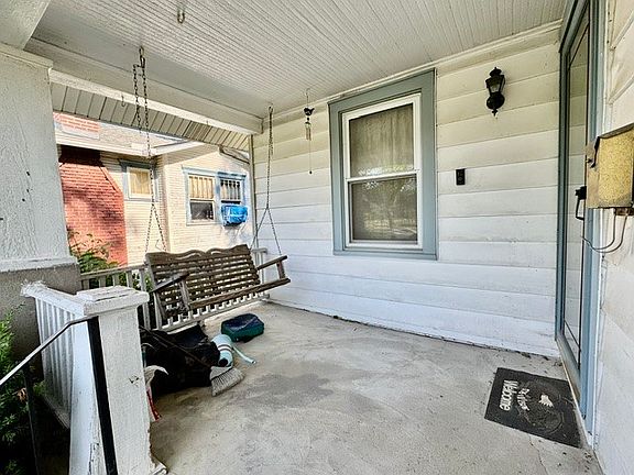 4th image of 1310 W Hillcrest Ave