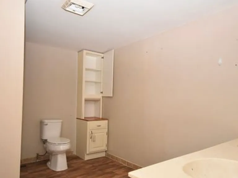 701 W Rhoten St — Photo 5
