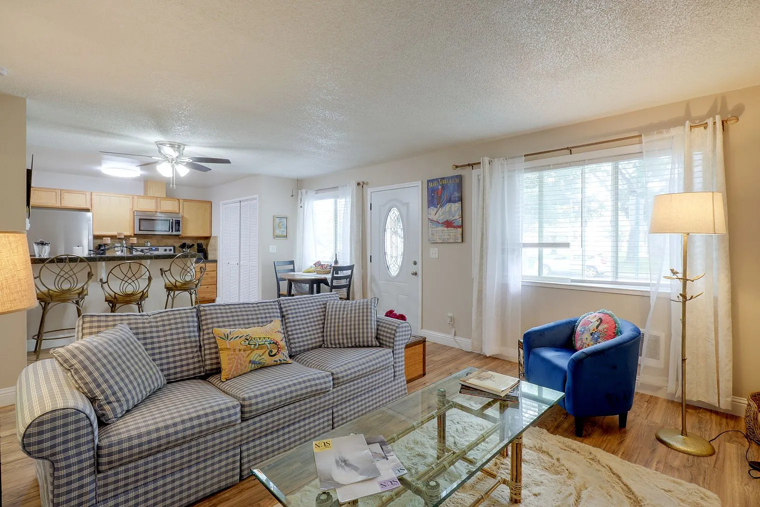 2 bed, 1.0 bath, 990 sqft, $3,027 — Photo 2