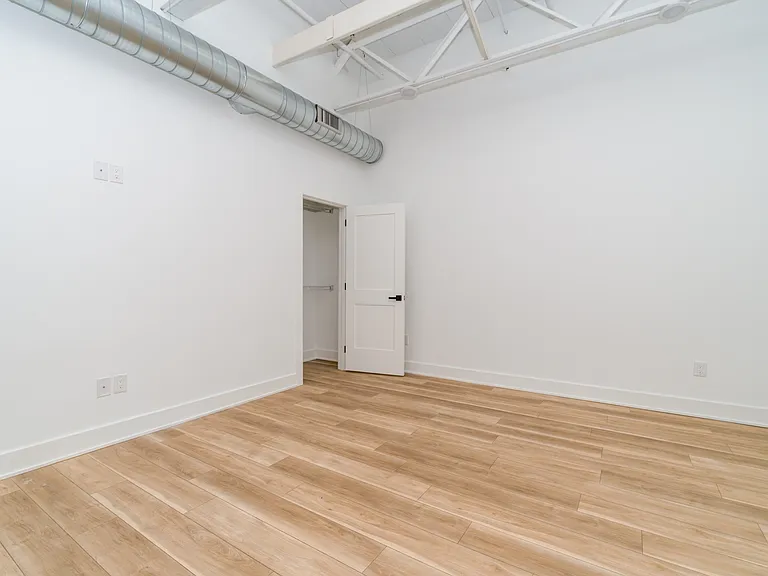 2700 E Auburn St — Photo 9
