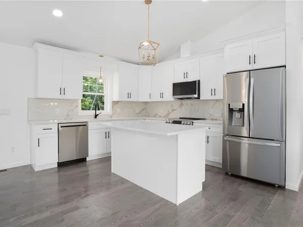 18 Pleasant View Ave, Johnston, RI 02919
